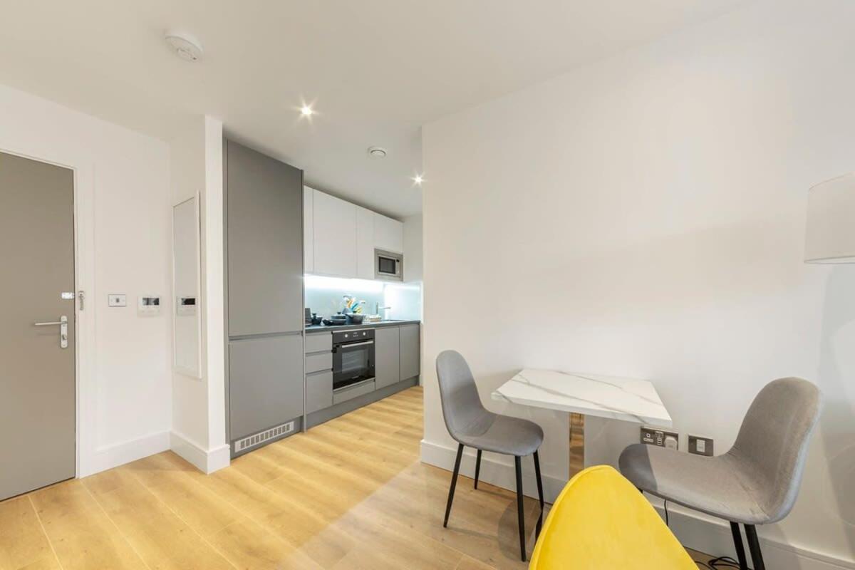 Modern And Stylish 1 Bed Apartment In East Grinstead Exterior photo
